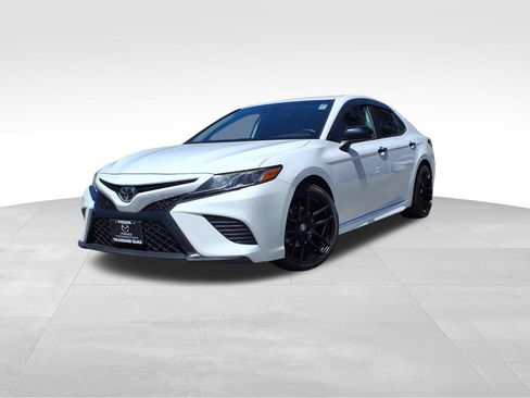 Used 2020 Toyota Camry SE w/ Carpet Mat Package FWD image 1