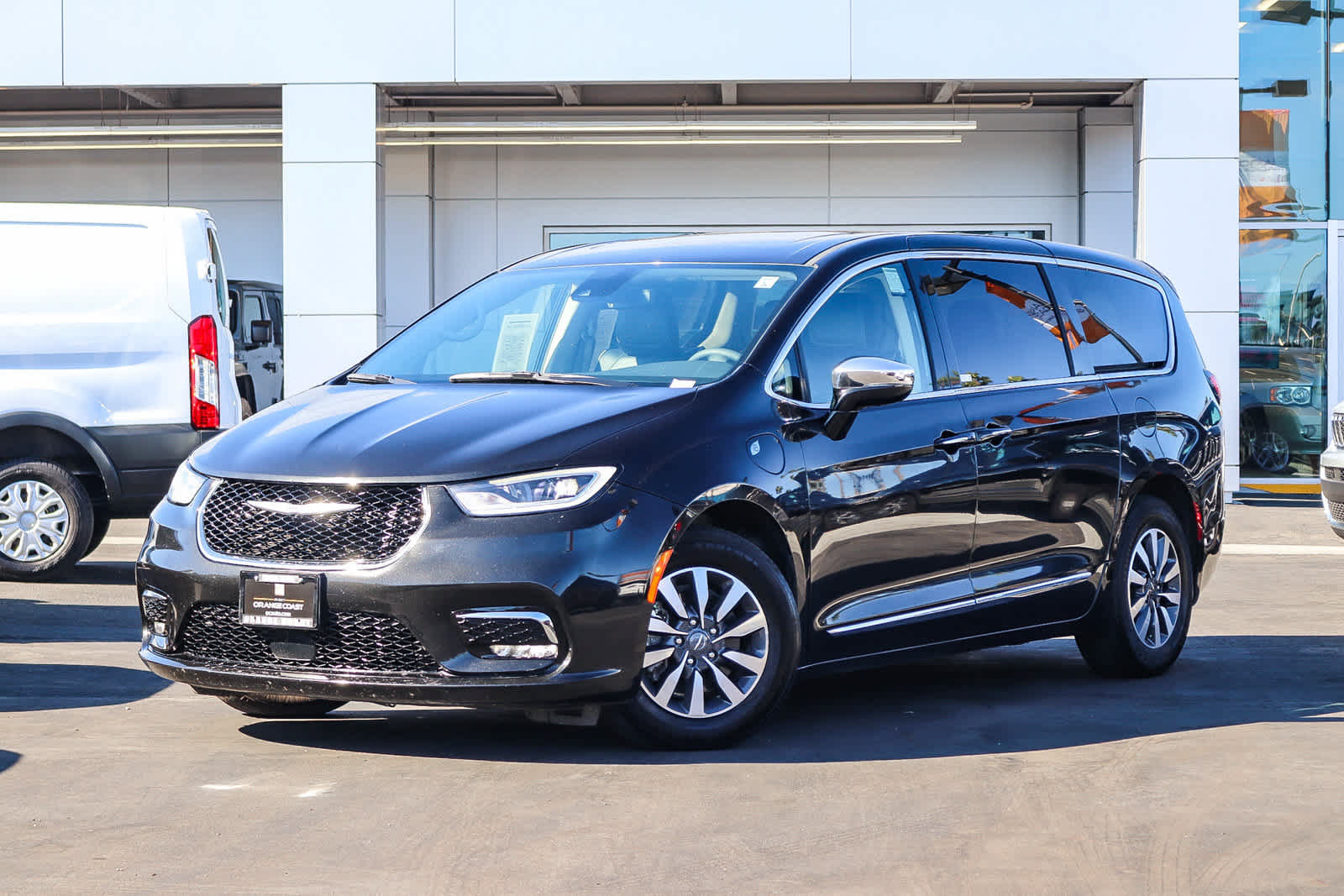Used 2023 Chrysler Pacifica Limited FWD image 1