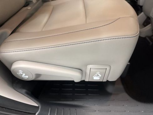 Used 2019 Toyota Highlander XLE image 12