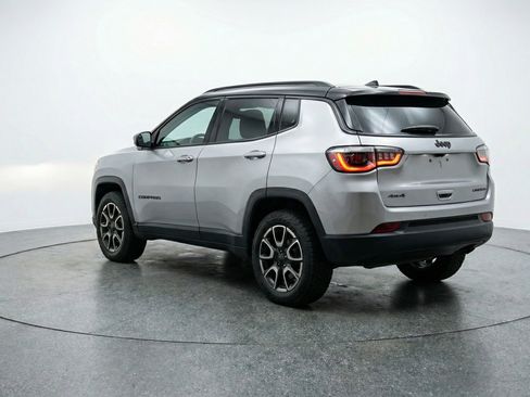 Used 2025 Jeep Compass Trailhawk image 6