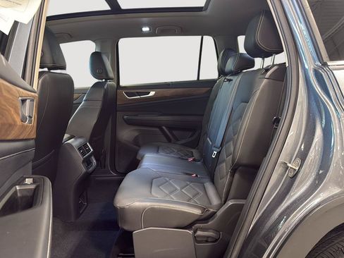 Used 2024 Volkswagen Atlas SE AWD/4WD image 9