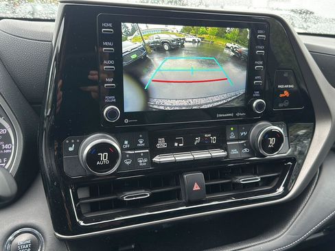 Used 2022 Toyota Highlander XLE AWD/4WD image 16