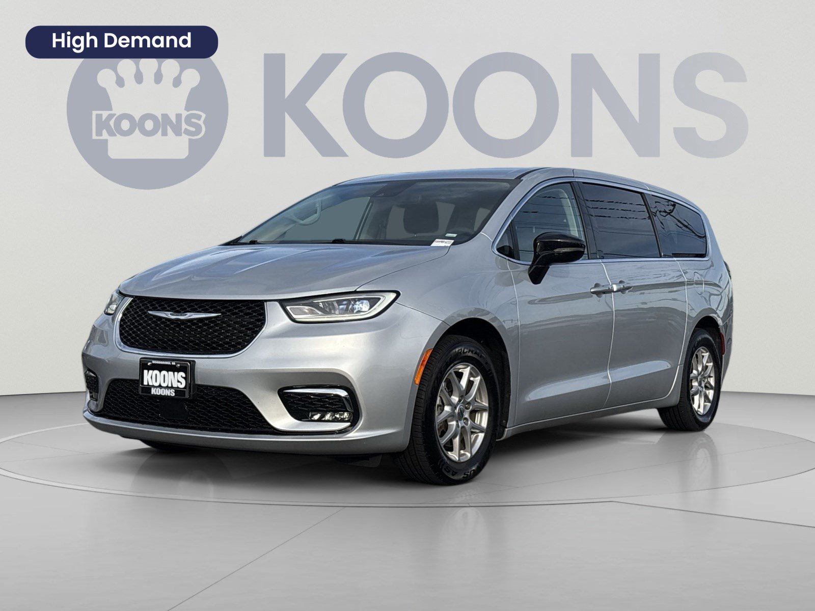 Used 2024 Chrysler Pacifica Touring-L FWD image 1