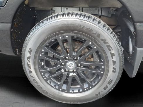 Used 2018 Nissan Titan SV w/ SV Convenience Package AWD/4WD image 9