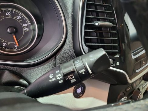 Used 2019 Jeep Cherokee Limited image 44