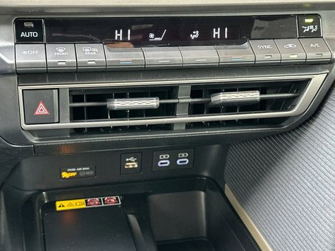 Used 2025 Toyota Camry SE image 20