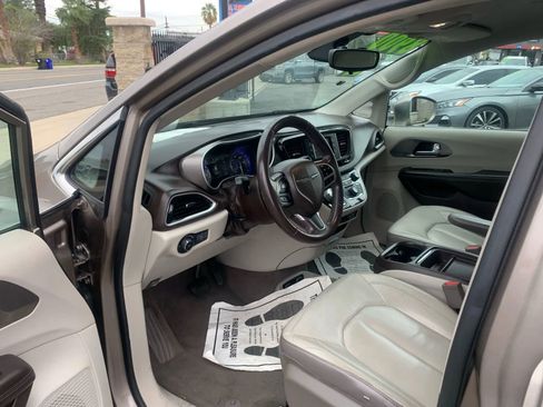 Used 2017 Chrysler Pacifica Touring-L image 41