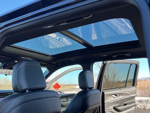 Used 2024 Jeep Grand Cherokee Limited w/ Luxury Tech Group II image 39