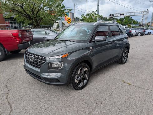 Used 2025 Hyundai Venue SEL FWD image 3