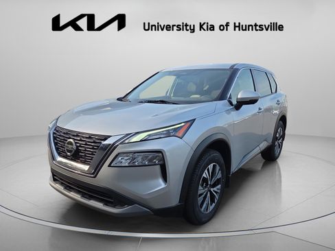 Used 2021 Nissan Rogue SV image 3