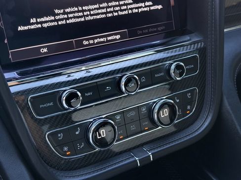 Used 2021 Bentley Bentayga AWD/4WD image 25