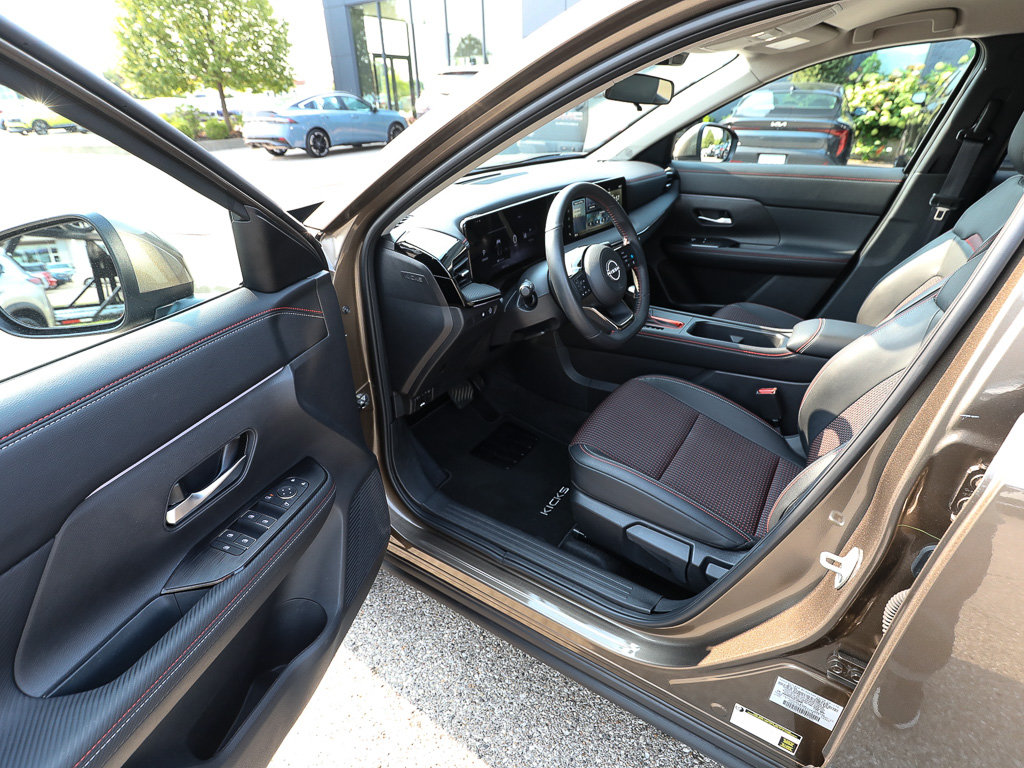 Used 2025 Nissan Kicks SR FWD image 11