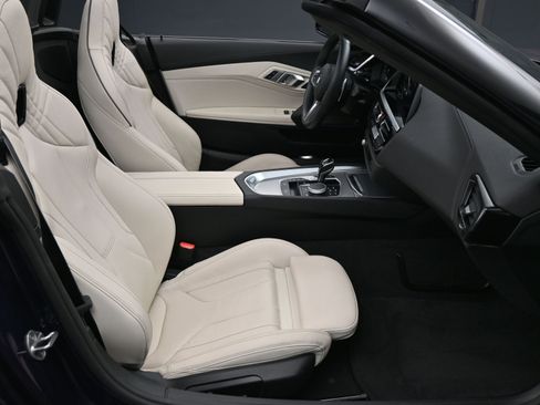 Used 2023 BMW Z4 M40i w/ Premium Package image 12