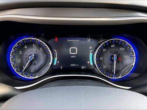 Used 2023 Chrysler Pacifica Touring-L FWD image 20