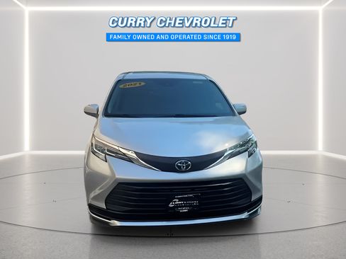 Used 2021 Toyota Sienna LE AWD/4WD image 4