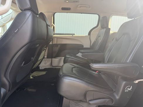 Used 2023 Chrysler Pacifica Touring-L FWD image 6