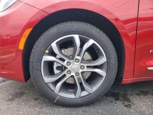 New 2026 Chrysler Pacifica Pinnacle image 10