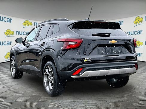 Used 2025 Chevrolet Trax LT w/ LT Convenience Package image 4
