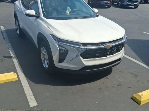 Used 2025 Chevrolet Trax LS w/ LS Convenience Package image 3