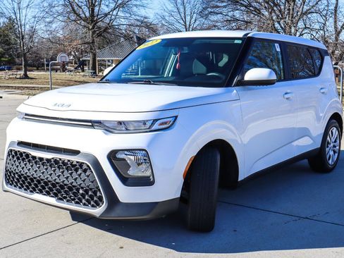 Used 2022 Kia Soul LX image 3