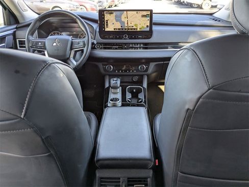 Used 2025 Mitsubishi Outlander SE image 34
