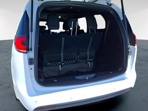Used 2025 Chrysler Pacifica Limited FWD image 8