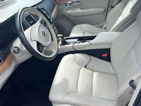 Used 2021 Volvo XC90 T6 Momentum w/ Advanced Package AWD/4WD image 4
