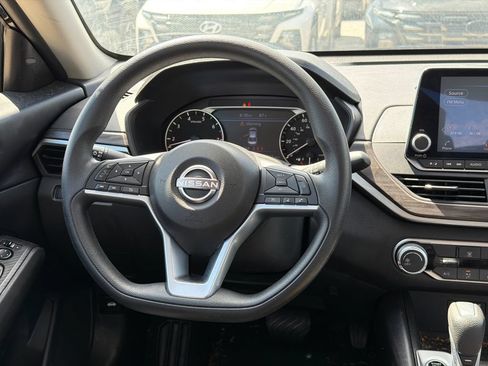 Used 2025 Nissan Altima 2.5 SV FWD image 17
