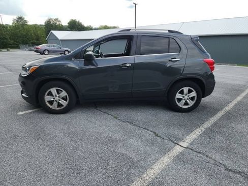 Used 2018 Chevrolet Trax LT w/ LT Convenience Package FWD image 2