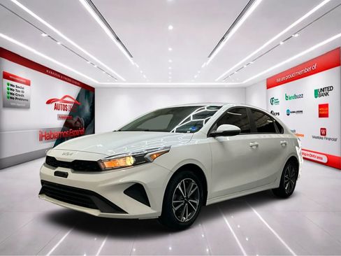 Used 2023 Kia Forte LXS w/ LXS Technology Package FWD image 3