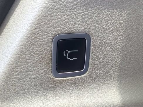 Used 2018 Chrysler Pacifica Touring-L FWD image 15