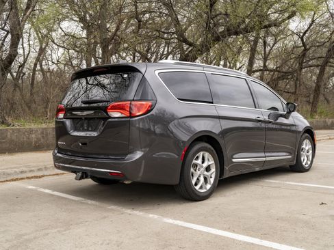 Used 2019 Chrysler Pacifica Touring-L Plus w/ Advanced Safetytec Group image 9
