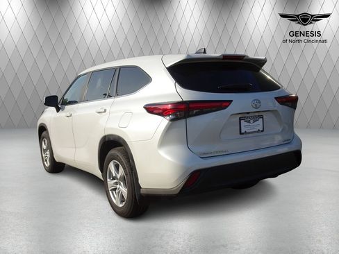 Used 2023 Toyota Highlander LE AWD/4WD image 3