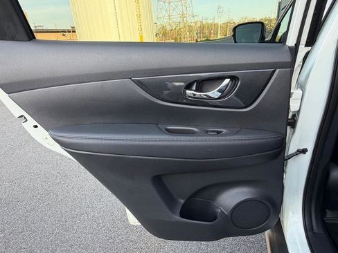 Used 2018 Nissan Rogue SV image 22