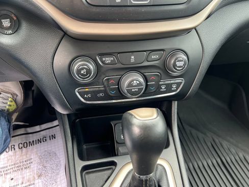 Used 2018 Jeep Cherokee Limited FWD image 21