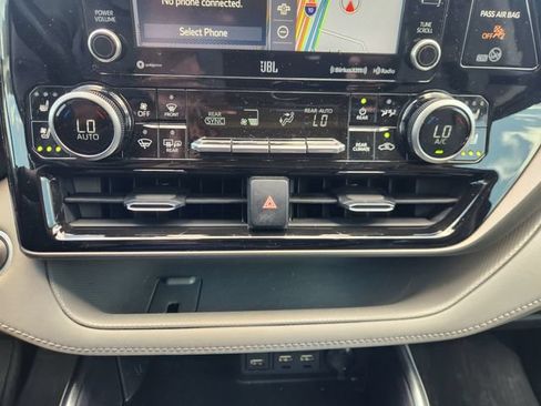 Certified 2021 Toyota Highlander Limited FWD image 18