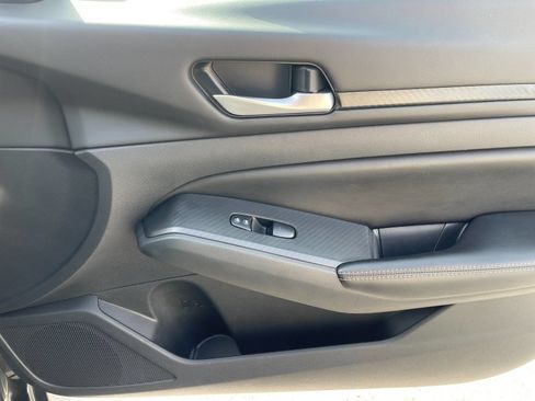 Used 2025 Nissan Altima 2.5 SV FWD image 18