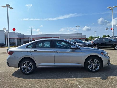 Used 2024 Volkswagen Jetta SE FWD image 4