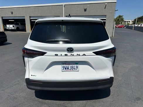 Used 2026 Toyota Sienna LE FWD image 3