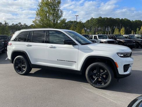 New 2025 Jeep Grand Cherokee Altitude image 2