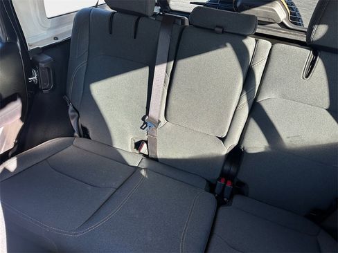 Used 2024 Jeep Wrangler Unlimited image 9