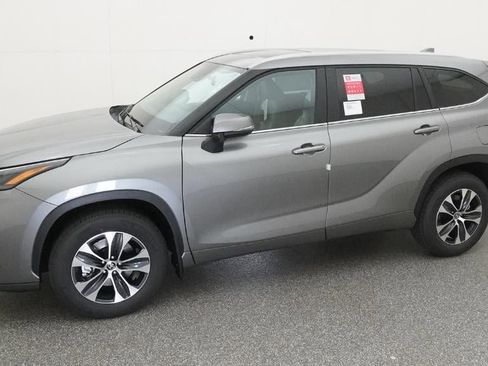 New 2026 Toyota Highlander XLE image 2