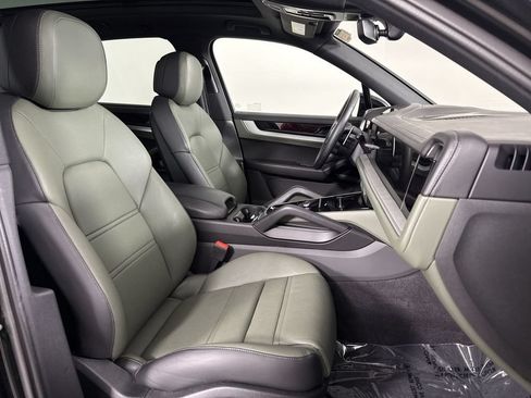 Certified 2024 Porsche Cayenne AWD/4WD image 24