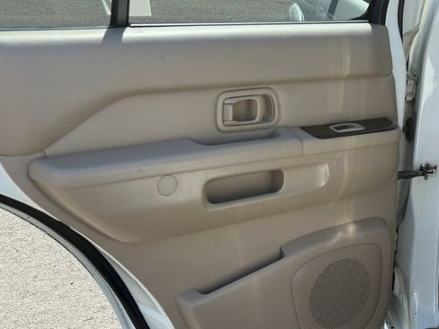 Used 2001 Nissan Pathfinder LE AWD/4WD image 15