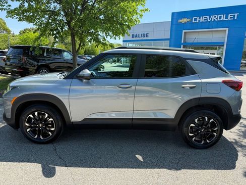 Used 2023 Chevrolet TrailBlazer LT FWD image 2