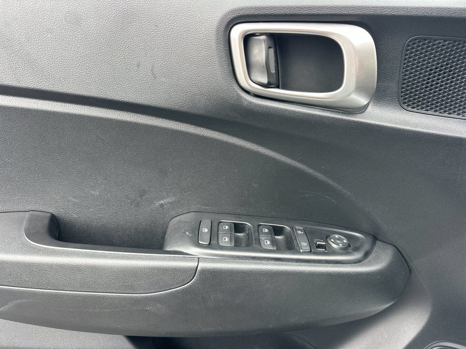 Used 2025 Hyundai Venue SEL FWD image 11