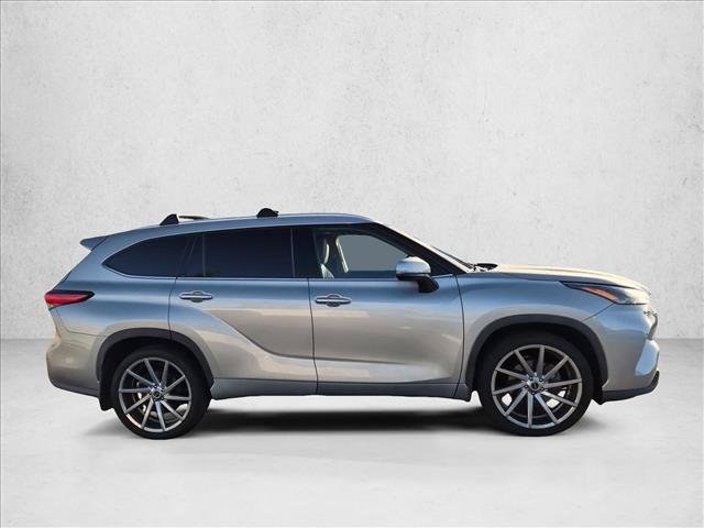 Used 2022 Toyota Highlander XLE FWD image 4