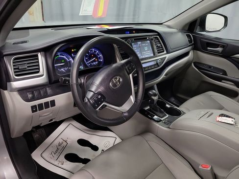 Used 2017 Toyota Highlander XLE image 14