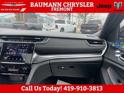 Used 2023 Jeep Grand Cherokee L Laredo image 16