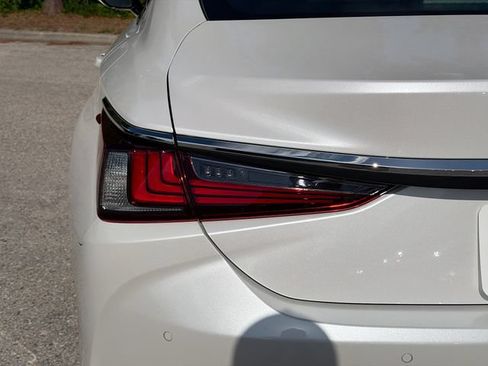 Used 2025 Lexus ES 350 w/ Premium Package FWD image 10